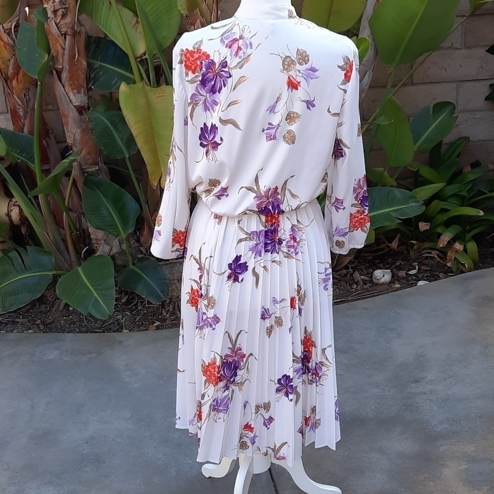 Vintage 1970s Cream Purple Floral Pleated Tie Waist Midi Dress Medium - Picture 3 of 11